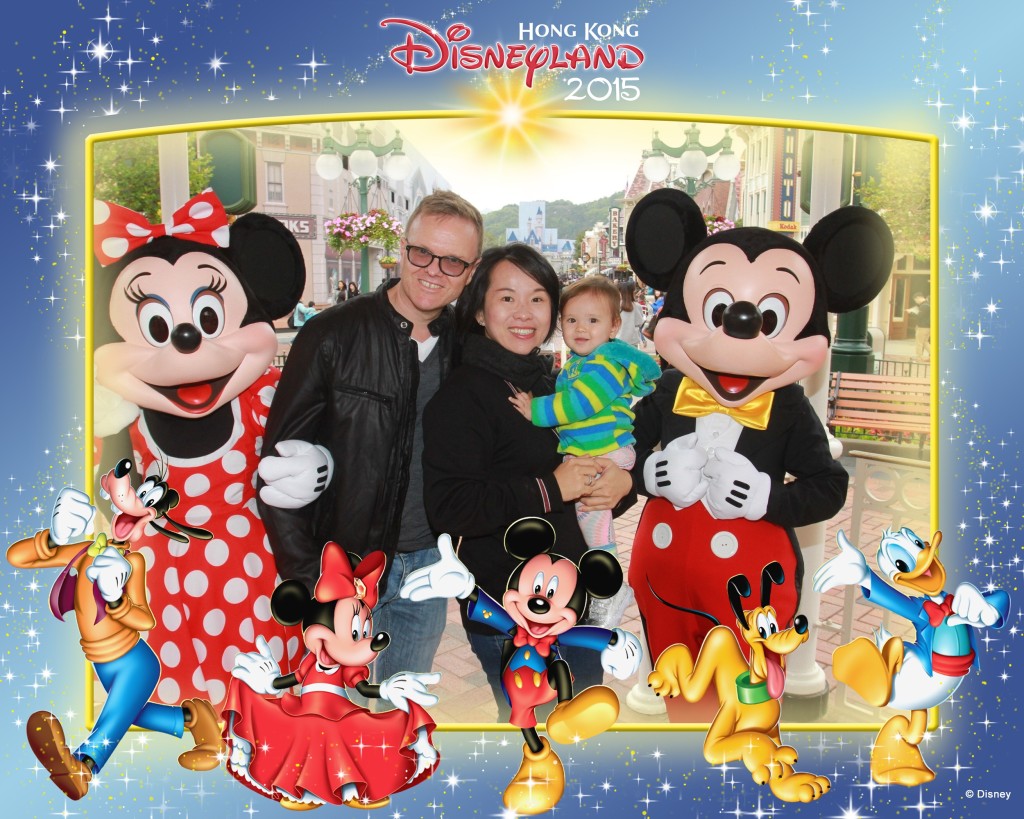 Disney PhotoPass-HKDPARK-Town Square-id5112594_withBorder
